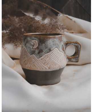 Brązowy Rustykalny Kubek z Górami i Księżycem 400ml - Jira Ceramics